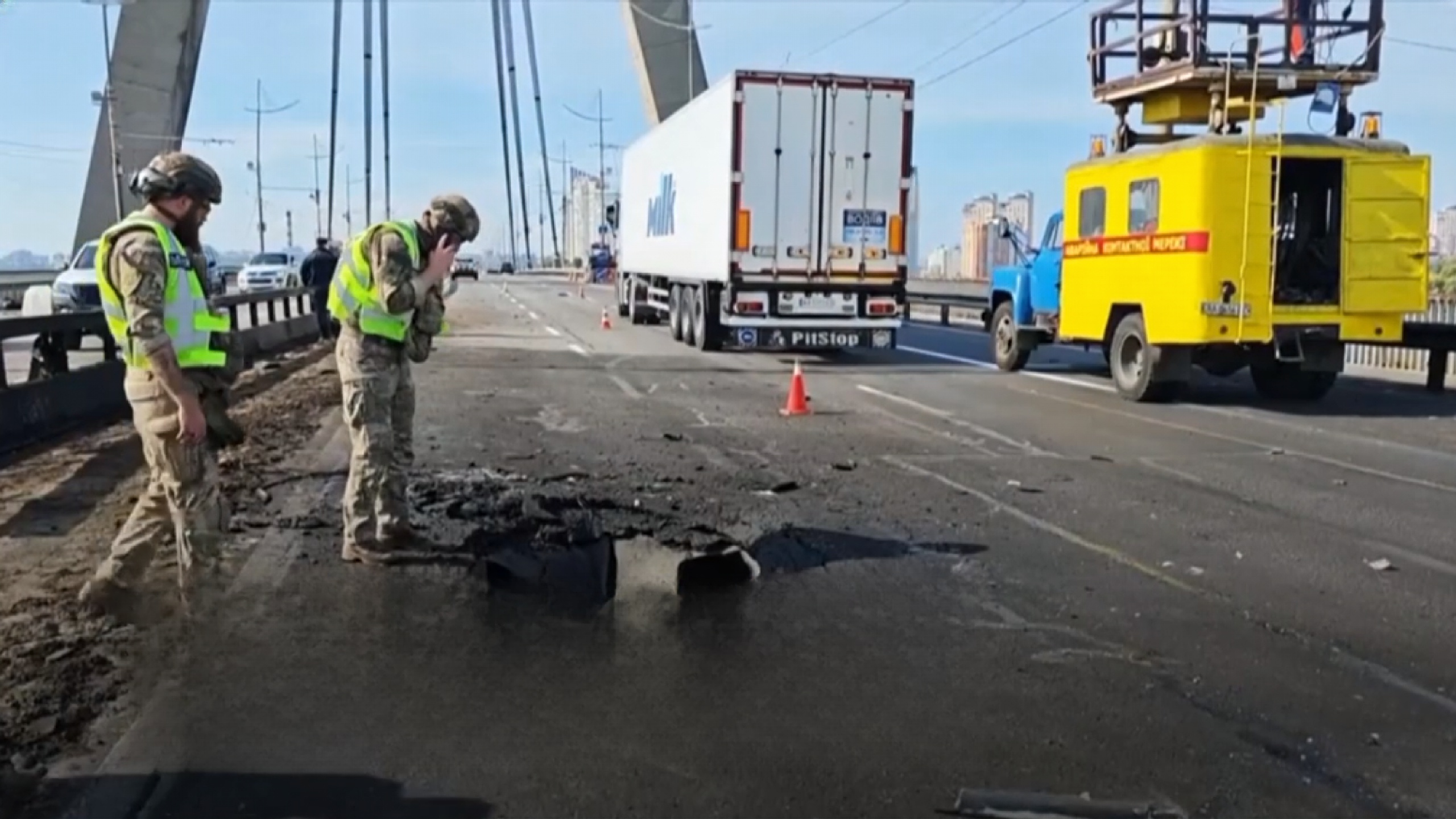 Russian Strike Hits Kyiv Bridge as German Chancellor Merz Meets Zelenskyy